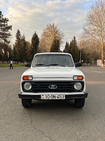 Lada Niva 4x4, ağ rəng, 3 qapılı kuzov. Texniki və dizayn