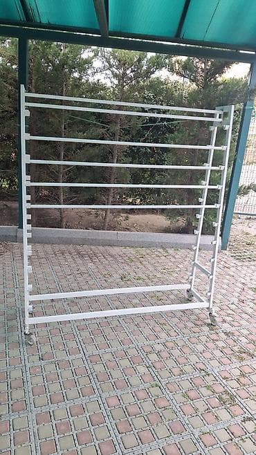 1. Dəmir konstruksiyalı,rulon(bükmə) əşyalar üçün vitraj(1ədəd)