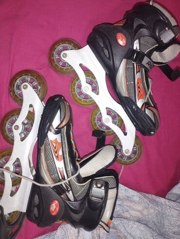 roliklər üçün şlemlər: Uniseks rollerblades qara, ağ və narıncı rəng çalarlarında. Təkərləri — 1