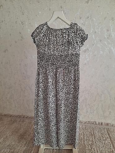 Qadın paltarı – ağ fon üzərində xırda qara printli, rahat gündəlik