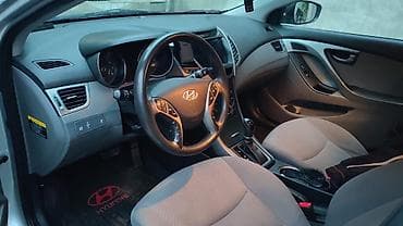 tek oturacaqlar: Hyundai Elantra – gümüşü rəng, sedan kuzov Xüsusiyyətlər: - Benzin — 4