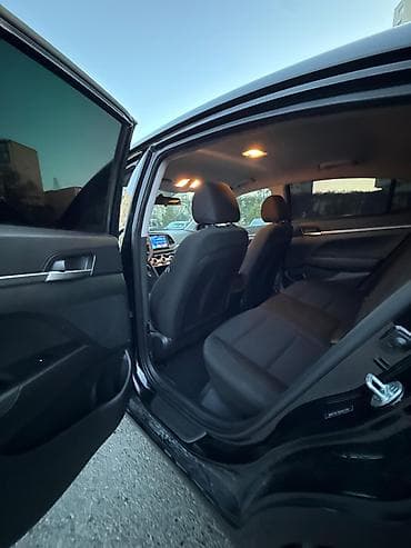 e 250 mercedes: Hyundai Elantra: 2 l | 2019 il Sedan — 5