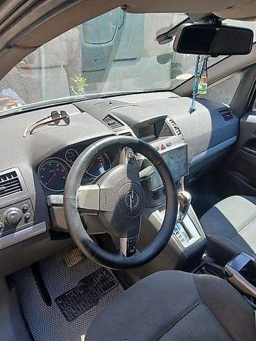 Opel Zafira: 1.9 l | Van/Minivan — 7
