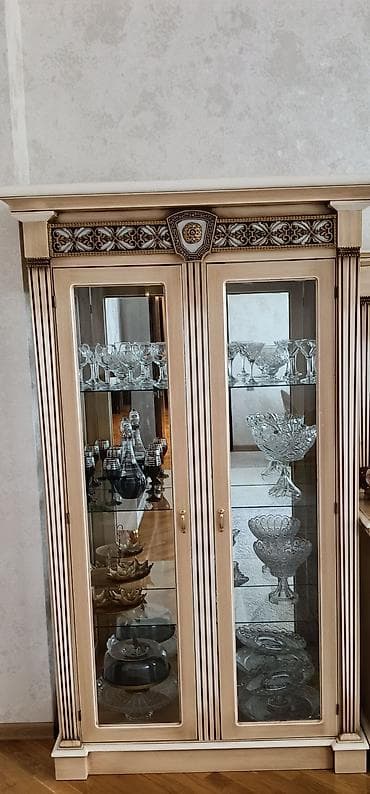 Klassik üslublu vitrin şkaf - Material: ağac karkas, şüşə qapılar və