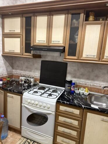 Dolablar: Mətbəx mebeli dəsti – künc quruluşlu 5 metrdir. Moyka üstünde — 1