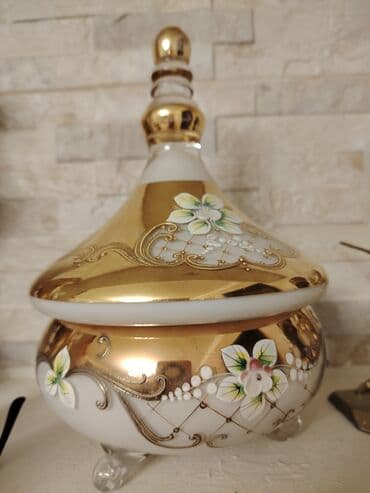 şüşə qab: Ağ rəngli şüşədən hazırlanmış, qızılı rəngli detallarla və çiçək — 2