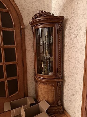 Klassik üslubda bəzədilmiş qonaq otağı dəsti – künc vitrin şkafı və