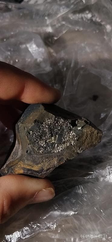 Məhsul: Metal parıltılı kristallarla zəngin təbii süxur nümunəsi