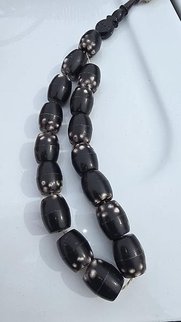 Qara kəhraba üslubunda təsbeh - Rəng: parlaq qara, muncuqlarda ağ