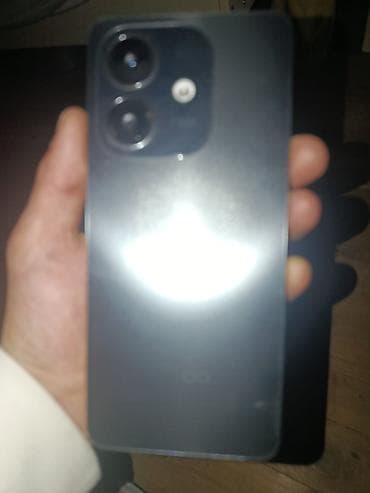 İki kameralı smartfon Xüsusiyyətlər: - Arxa tərəfdə böyük kvadrat