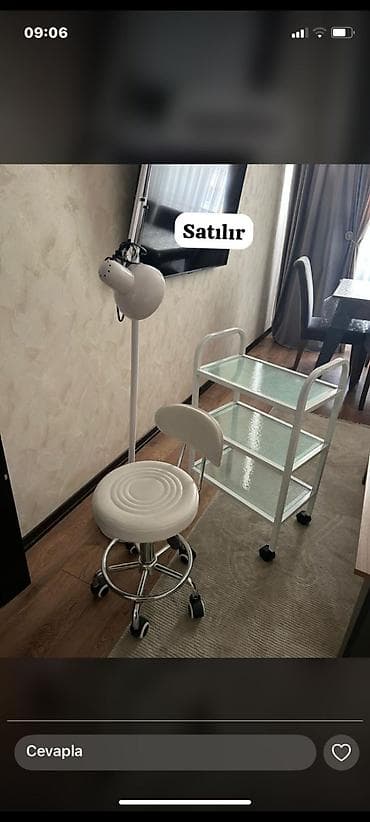 divarda kitab refleri: Gözəllik/salon avadanlıqları dəsti - Təkərli kosmetoloji taburet — 1