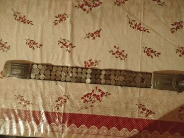 Kəmərin üzərində 17 ci və 19 cu əsirdən qalan gümüş pulları var real
