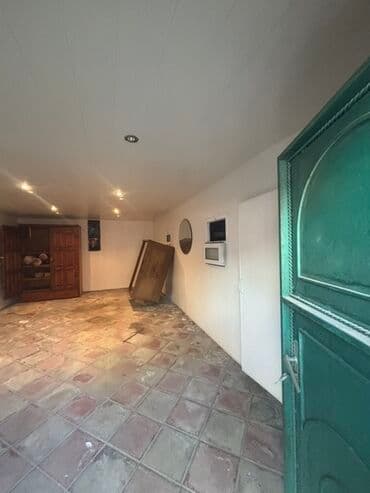 1 otaqlı kohnə tikili: Qaraj/Anbar sahəsi kirayə verilir - Metal iki qanadlı yaşıl qapı və — 3