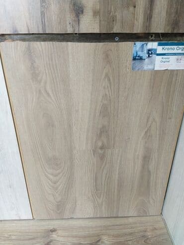Krono Original markalı, taxta görünüşlü laminat döşəmə paneli. Zərif