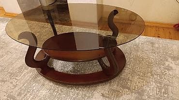 Şüşə üstlü salon/jurnal masası( təkərli) yaxşı vəziyyətdədir heç bir