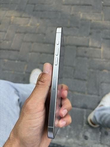 pc hisseleri: Məhsul: Smartfon (USB‑C girişli, metal korpuslu, yastı kənarlı dizayn) — 4