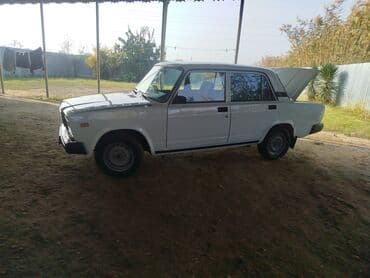 sprinter oturacaqlar: VAZ 2107 sedan, ağ rəng. Klassik kuzov dizaynı, xrom ön barmaqlıq və — 2