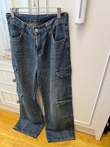 Geniş kəsimli cins şalvar – tünd mavi (mid-wash) rəngdə, klassik