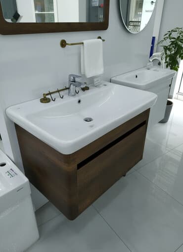 salon canagi: Ağ rəngli keramika Çanaq taxta rəngli asma şkafla birlikdə vanna otağı — 1