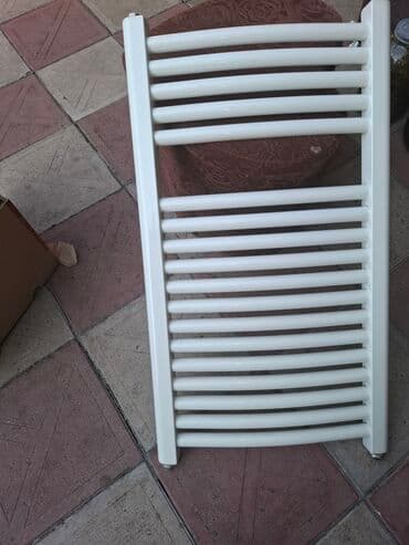 divar sticker: Şüşə kölgəli, şirli metal əsaslı, dekorativ qızılı detallı bir divar — 8