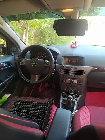 disk qabi: Opel Astra H hatchback – qırmızı rəng, 5 qapı, şəhər üçün çevik və — 5