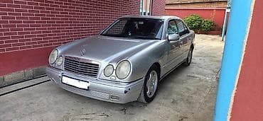 vita mercedes: Mercedes-Benz E-Class: 2.4 l | 1999 il Sedan — 1