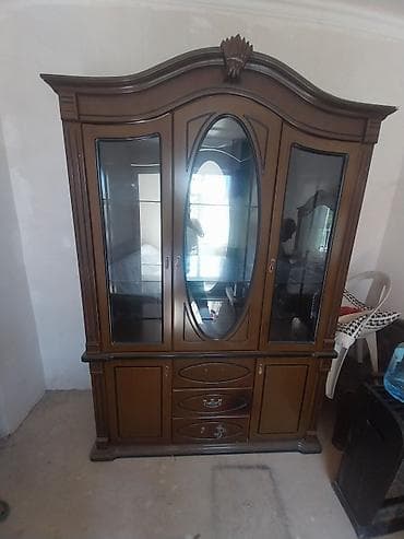 Ağac fakturalı klassik vitrinalı bufet - Material: taxta kompozit