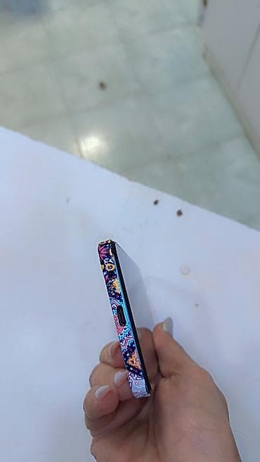 ps telefon: Rəngli naxışlı arxa örtüyə sahib smartfon - Ekran: tam ön paneli — 2