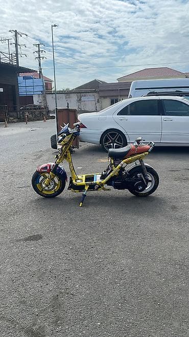 masklet: Təsvir: - Xüsusi tərtibatlı skuter/moped – açıq sarı əsas rəngdə — 2