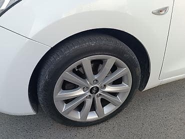 125 cc motor: Hyundai i30 hatchback – ağ rəng, şəhər üçün ideal kompakt model — 3