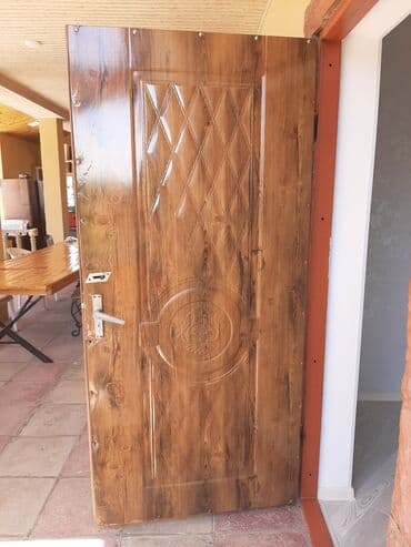 купить дверной замок: Giriş qapısı, qəhvəyi rəngdədir.çərçivəsi 90 nın 2.12 yə Qapı dəmir — 2
