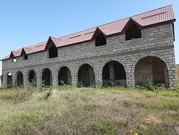 Satış üçün: geniş torpaq sahəsində yerləşən böyük daş tikili. 12sot — 1