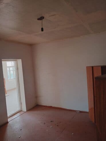 yeni yasamalda kirayə evlər: Satılır: həyət evi - Tip: 1 mərtəbə (yüksək kürsülü), daş divarlar — 7