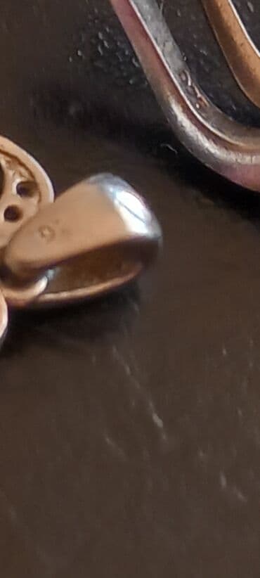 1 грамм золота цена 585 в баку: Gümüş dəst "üzük, sırğa və həmayil" dəsti satılır. Üzüyün ölçüsü 8.5 — 12