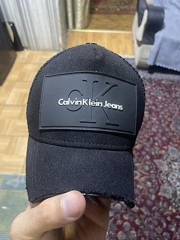 Calvin Klein Jeans beysbol papağı – qara rəng original - Ön hissədə