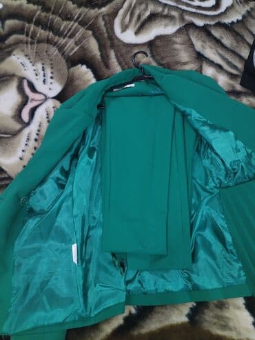 Zümrüd-yaşıl qadın dəsti - İki hissədən ibarət: qısa yaxalı, ikicərgə