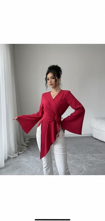 qadın koftaları: Qırmızı rəngdə şık qadın bluzu - Dizayn: V-yaxalı, öndən kəsişən — 2