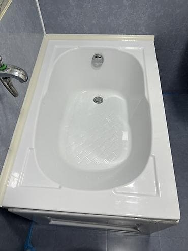 hamam üçün rəf: Akril vanna – kompakt ölçülü, künc divar birləşməsinə uyğun — 1