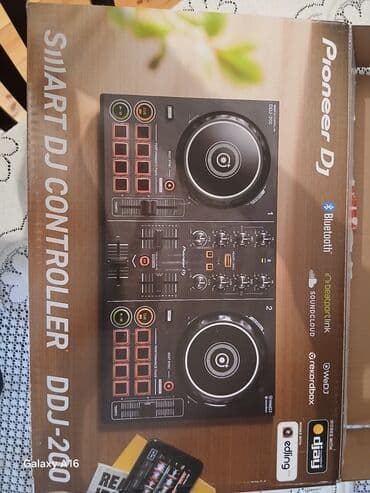 ses aparatura: Pioneer DJ tərəfindən istehsal olunan DDJ-200 ağıllı DJ kontrolleri — 1