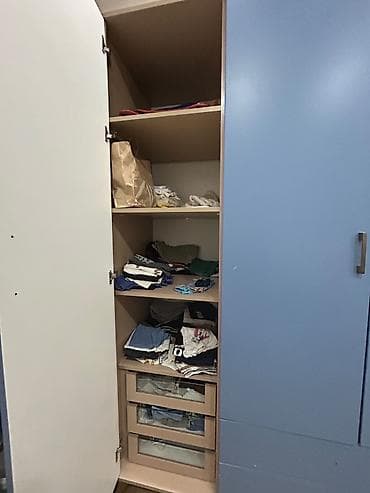 skaf kupe modelleri: 3 qapılı paltar şkafı. Mavi fasadlı, açıq taxta tonlu korpusla — 2
