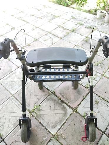 Tibbi məhsullar: Təkərləri olan oturacaqlı gəzinti arabası (rollator)Almaniyadan — 1