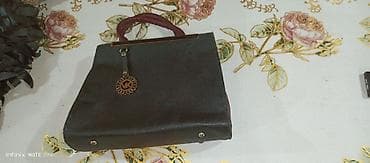 Qadın əl çantası - Rəng: tünd qara gövdə, bordo qulplar - Forma