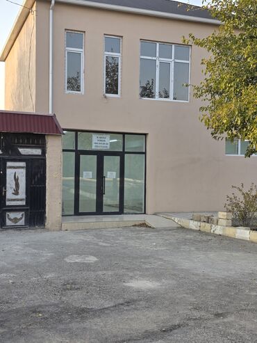 продажа и аренда домов: İcarəyə obyekt - 1-ci mərtəbədə geniş vitrinli giriş qapısı olan — 1