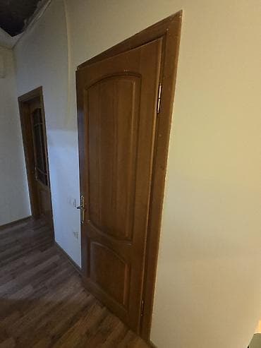 ev qapilari taxta: 5 ədəd qapı qiymət birinə aiddir. 3 ədəd şüşəli taxta qapı və 2 ədə — 3