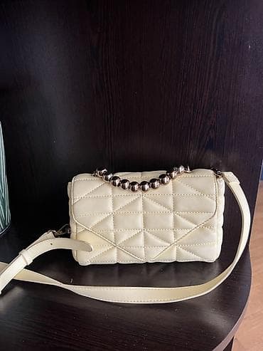 Açıq krem rəngdə, kvadrat tikişli (kapitone) dizayna malik