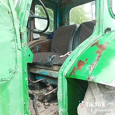 traktor 16: Traktor MTZ tipli, kabinalı, yaşıl rəng. - 4x2 təkər sxemi, qabaqdar — 6