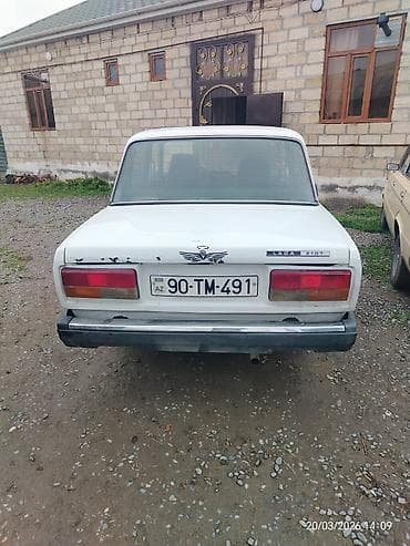 17 teker: Lada 2107, ağ rəng, sedan gövdə.masin ideal vəziyyətdədir mator — 4
