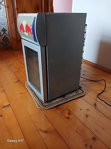 Red Bull brendli mini vitrin soyuducu ideal vəziyətdədir. 7 soyutma — 4