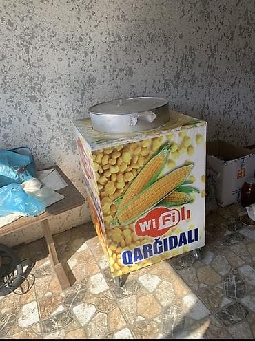 Qarğıdalı bişirmə və satış aparatı. Təkərli konstruksiyaya malikdir — 1