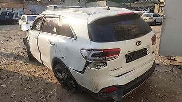 opel astra kompressor: Ön hissəsindən zədələnmiş ağ rəngli bir SUV. Avtomobilin ön bamperi — 6